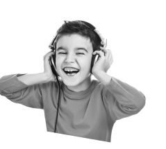 enfant avec un casque sur les oreilles