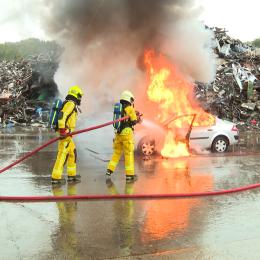 Un nouveau procédé de lutte contre les incendies de voitures électriques à Beez chez Dubail recycling.