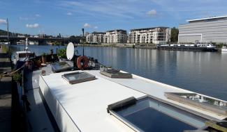 En voiture Simone ! : Un bateau pour maison et la passion des cartes postales